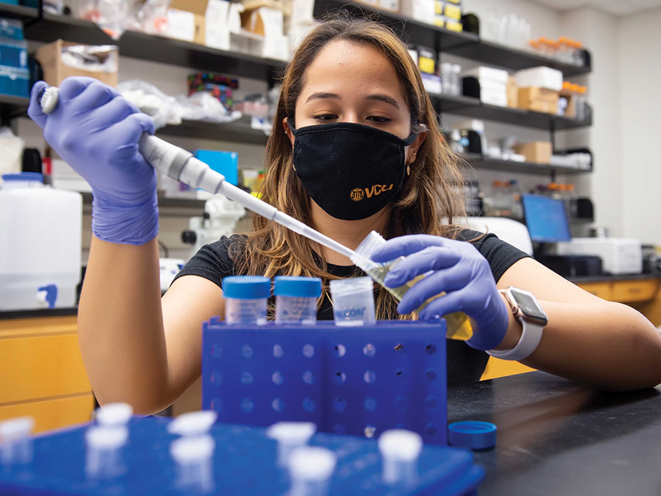 Lesly Turcios-Hernandez in Alaattin Kaya’s biology lab.